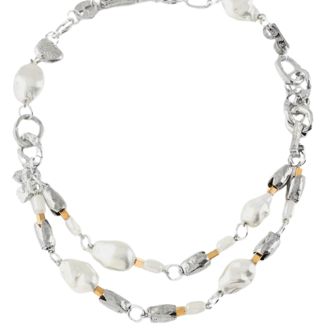 Collier avec perles et pièces en étain brut et plaquées or Xinae par Anne-Marie Chagnon