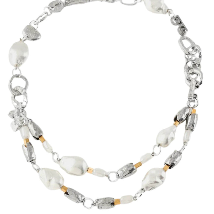Collier avec perles et pièces en étain brut et plaquées or Xinae par Anne-Marie Chagnon