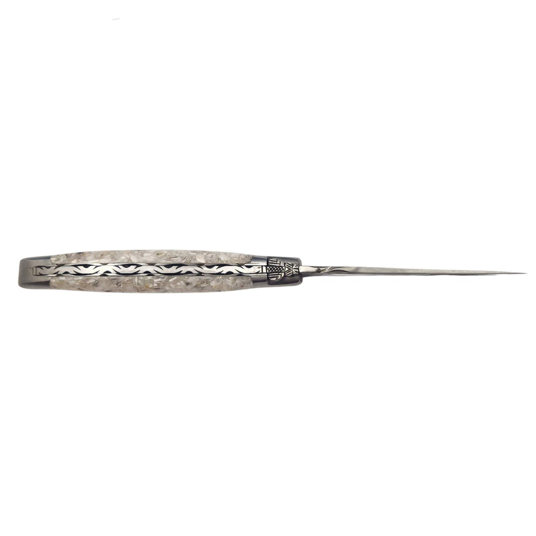 Couteau Laguiole en Aubrac ouvert avec manque en coquille d'huître vu de dessus