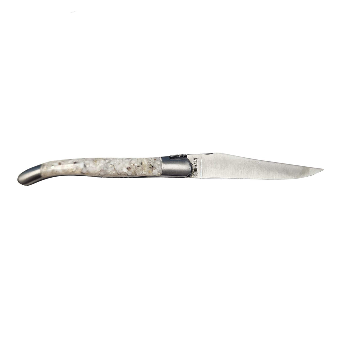 Couteau Laguiole en Aubrac ouvert avec manque en coquille d'huître vu de derrière
