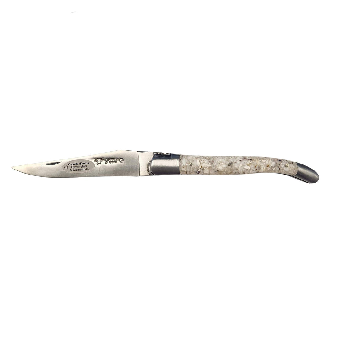 Couteau Laguiole en Aubrac ouvert avec manque en coquille d'huître vu de devant