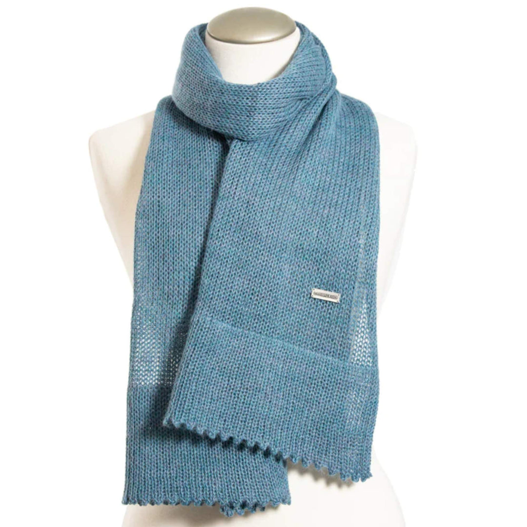 Foulard bleu pâle en laine de bébé alpaga sur mannequin par La fibre et moi