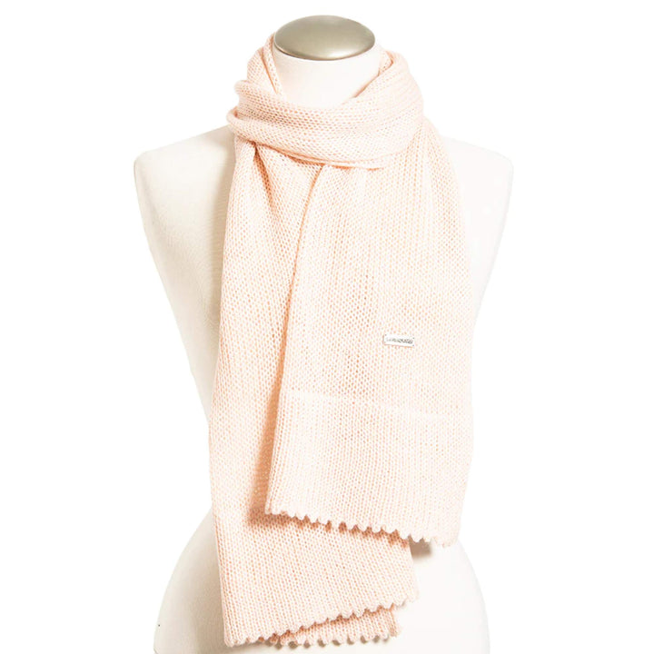 Foulard rose pâle en laine de bébé alpaga sur mannequin par La fibre et moi