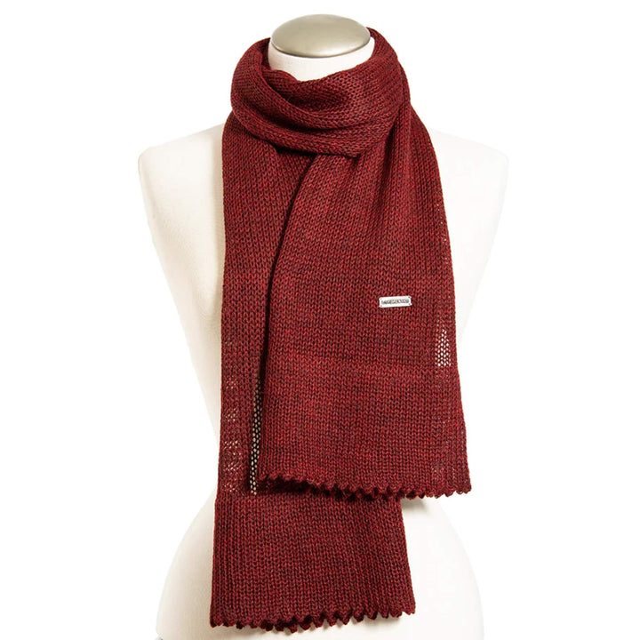 Foulard bordeaux en laine de bébé alpaga sur mannequin par La fibre et moi