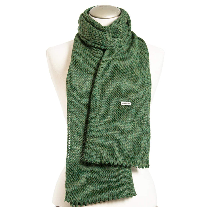 Foulard vert bouteille en laine de bébé alpaga sur mannequin par La fibre et moi