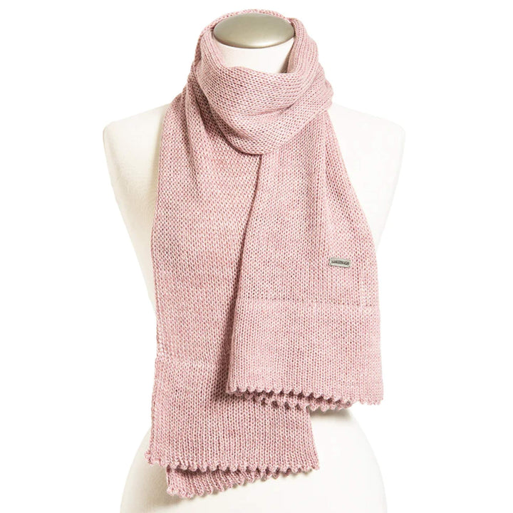 Foulard rose cendré en laine de bébé alpaga sur mannequin par La fibre et moi