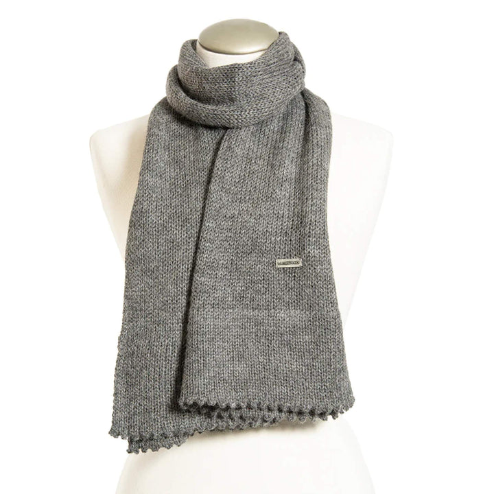 Foulard gris charbon en laine de bébé alpaga sur mannequin par La fibre et moi