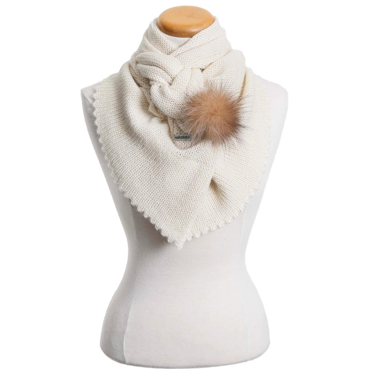 Foulard crème en laine de bébé alpaga avec broche en fourrure  sur mannequin par La fibre et moi