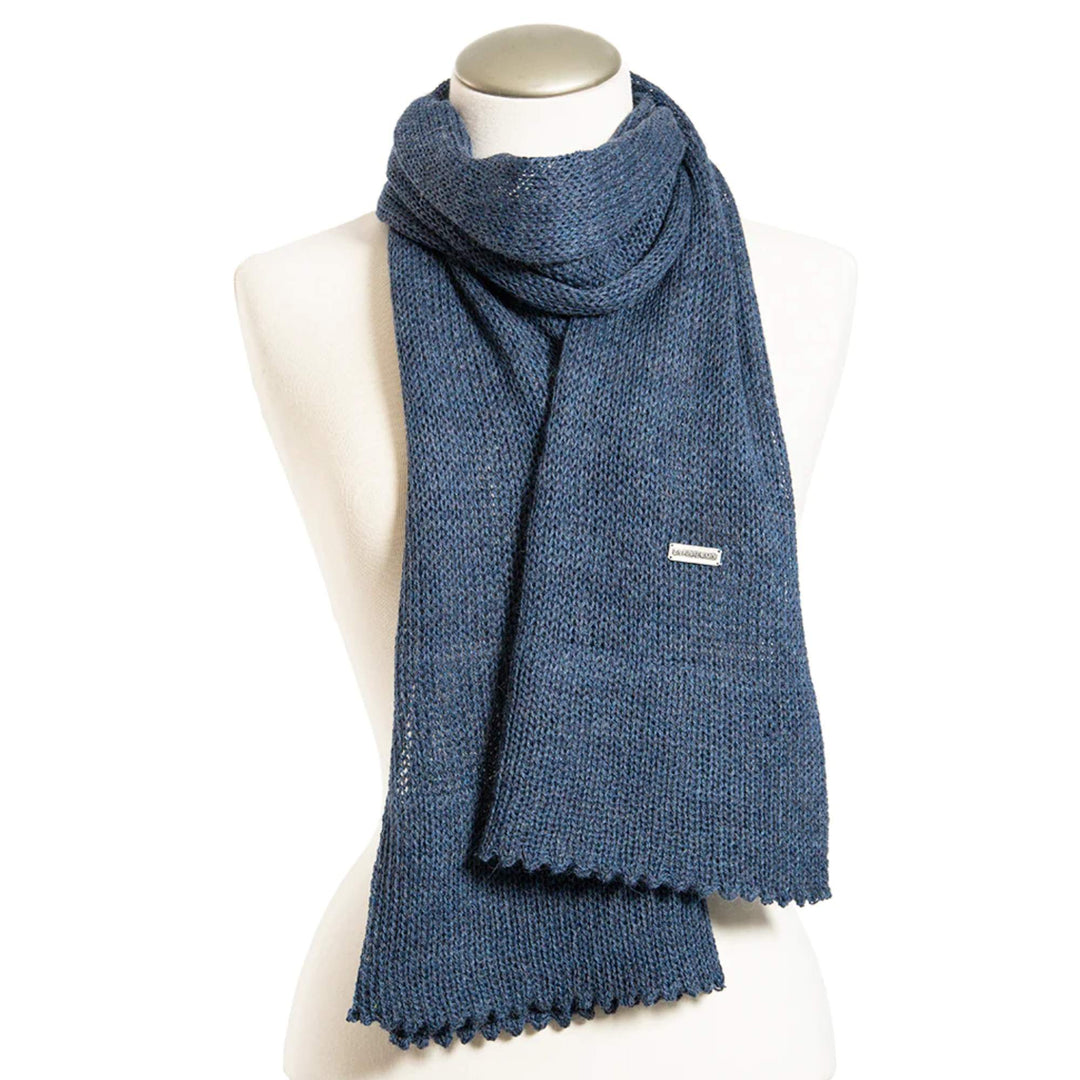 Foulard bleu denim en laine de bébé alpaga sur mannequin par La fibre et moi