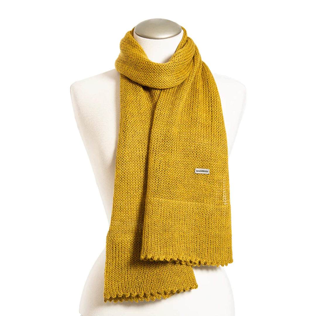 Foulard jaune kiwi en laine de bébé alpaga sur mannequin par La fibre et moi