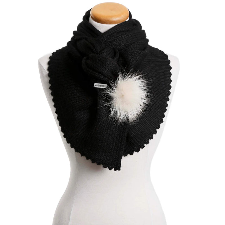 Foulard noir en laine de bébé alpaga avec broche en fourrure  sur mannequin par La fibre et moi