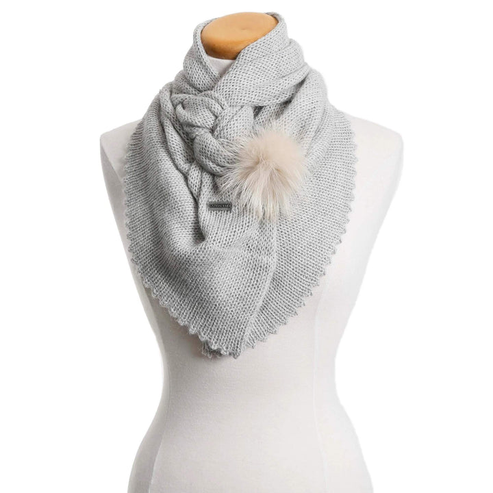 Foulard perle en laine de bébé alpaga sur mannequin avec broche en fourrure  par La fibre et moi