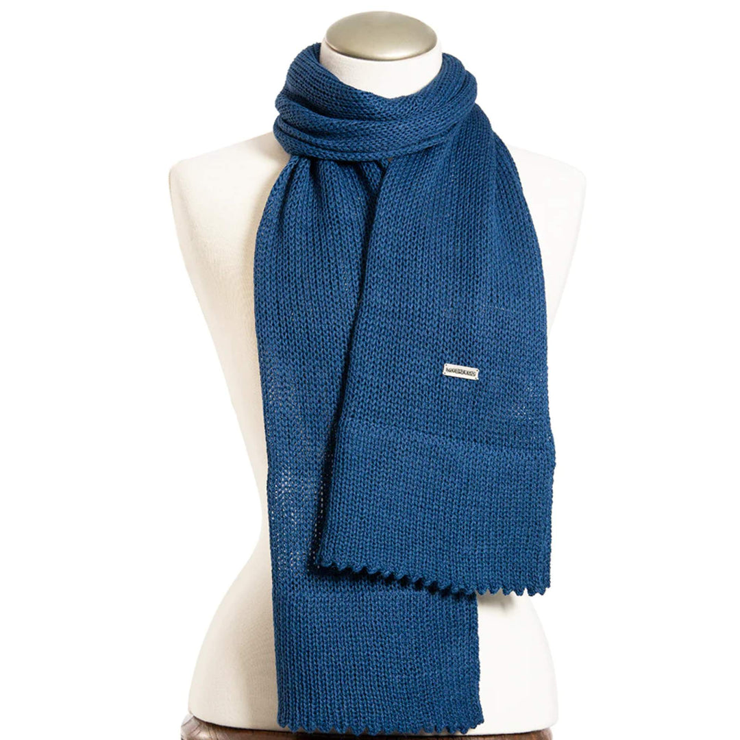 Foulard bleu pétrole en laine de bébé alpaga sur mannequin par La fibre et moi