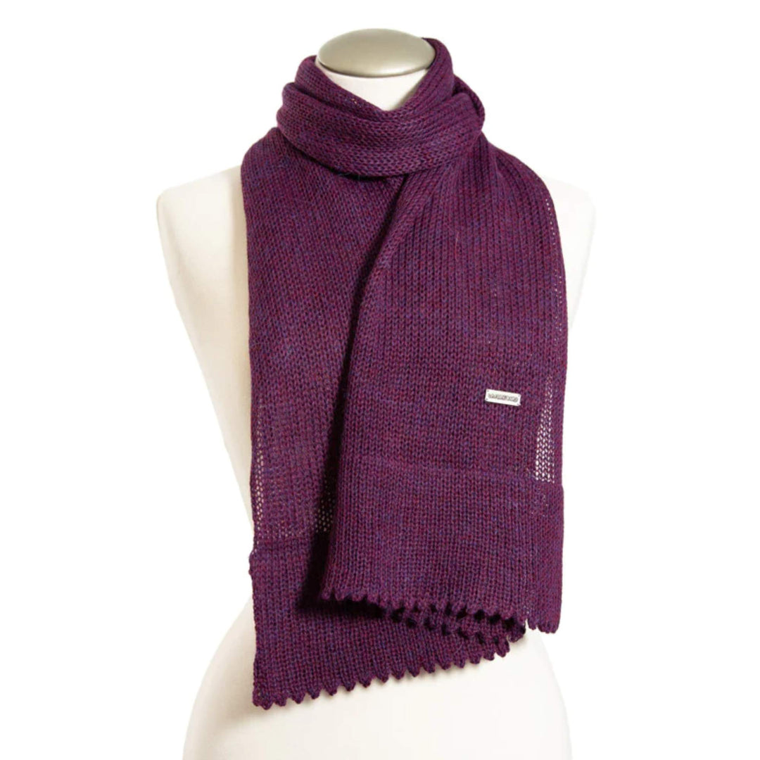 Foulard mauve prune en laine de bébé alpaga sur mannequin par La fibre et moi