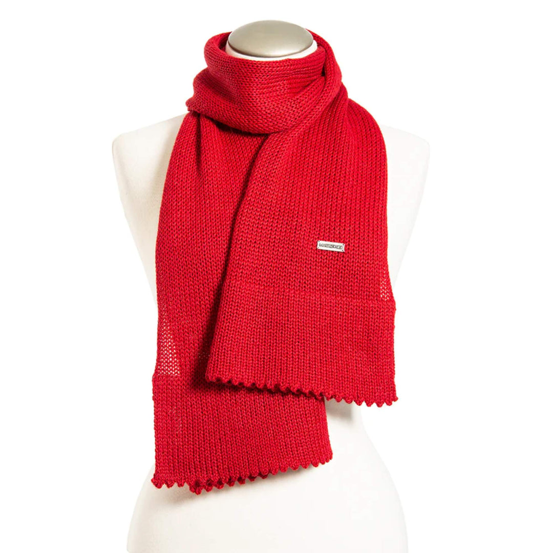 Foulard rouge en laine de bébé alpaga sur mannequin par La fibre et moi