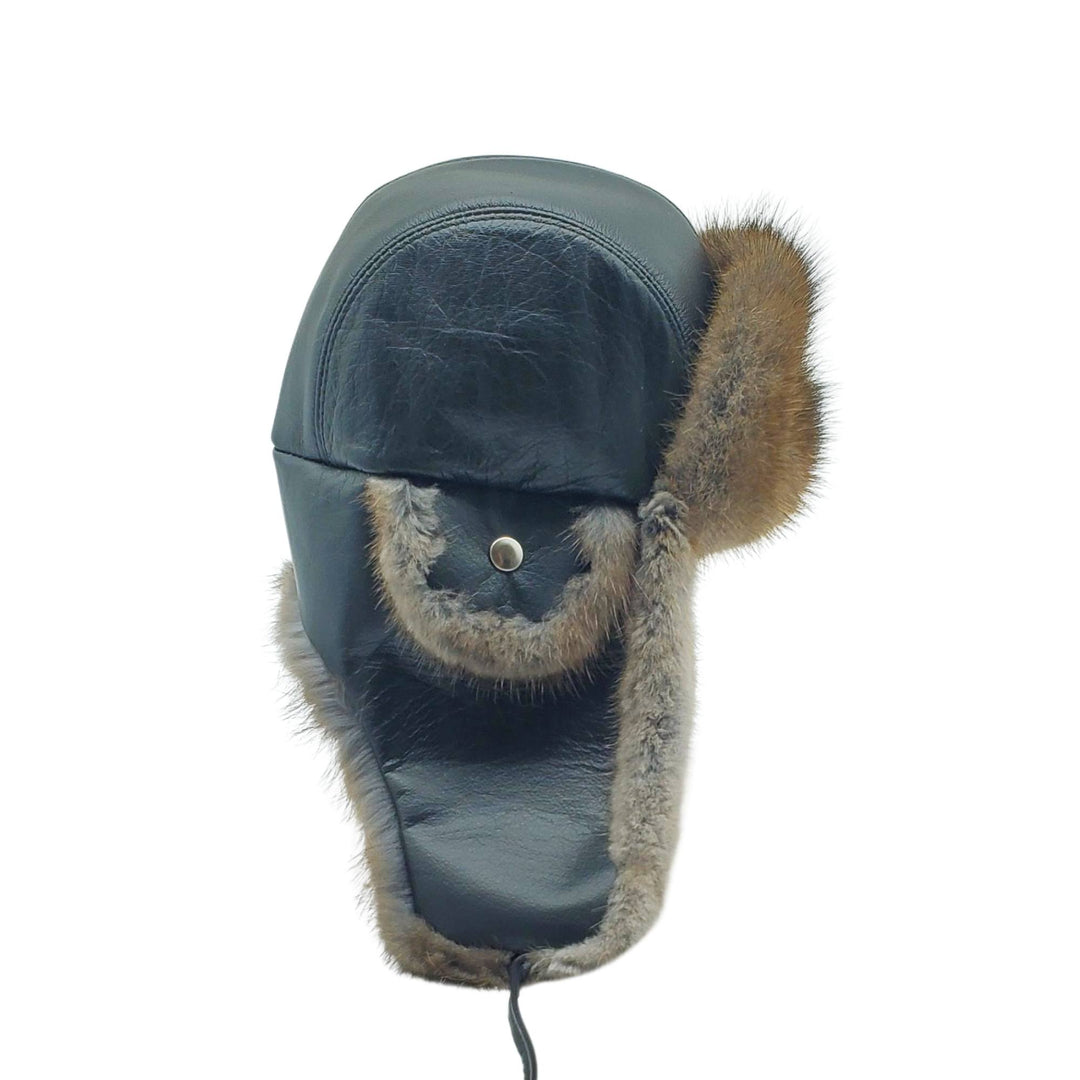 Chapeau style aviateur avec fourrure de rat musqué sur une bûche par Fourrures Audet vu de côté