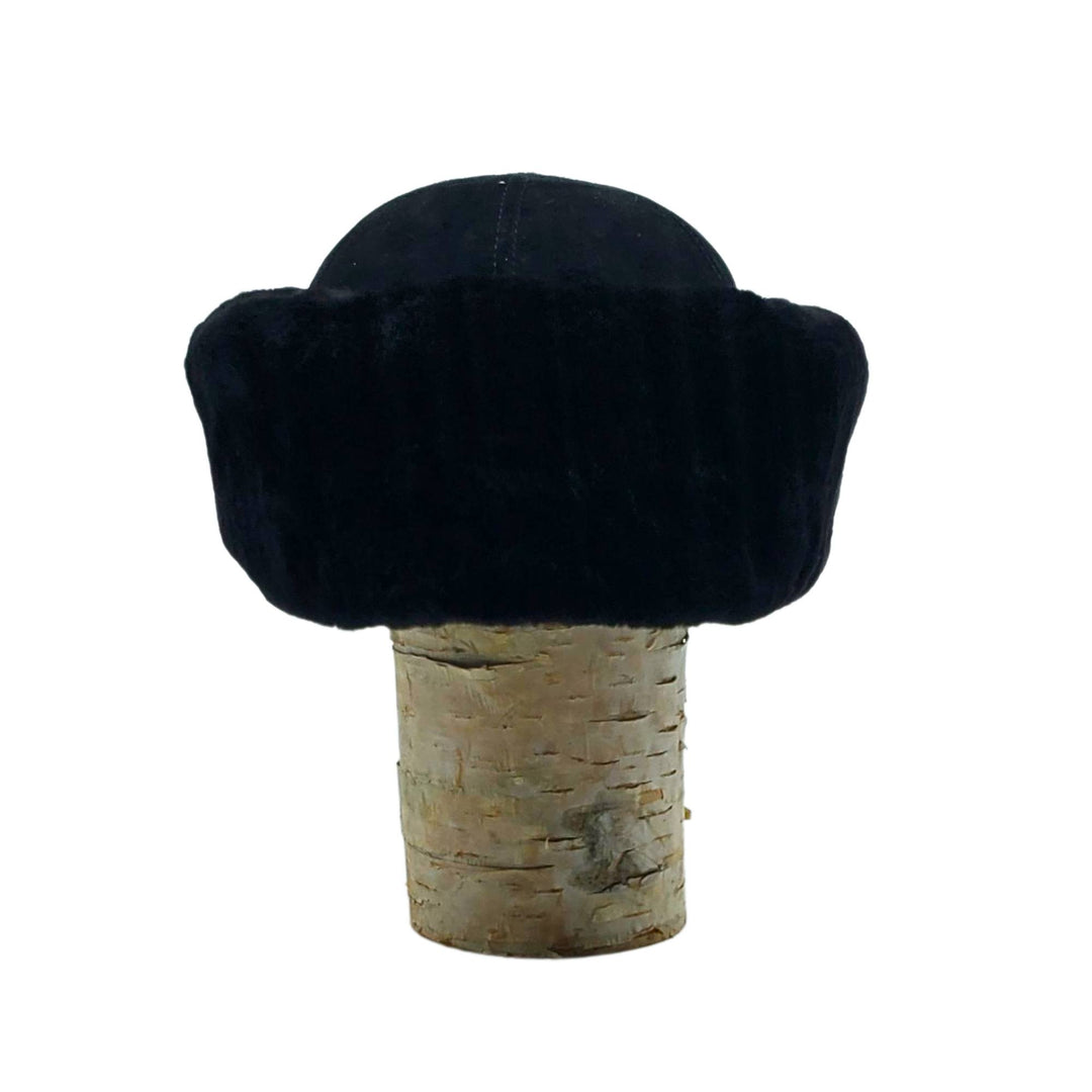Chapeau style cloche en fourrure de castor rasé noir par Fourrures audet sur une bûche
