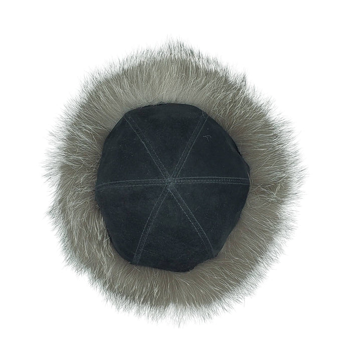Chapeau style cloche en fourrure de renard gris avec dessus en suède noir par Fourrures Audet vu de dessus