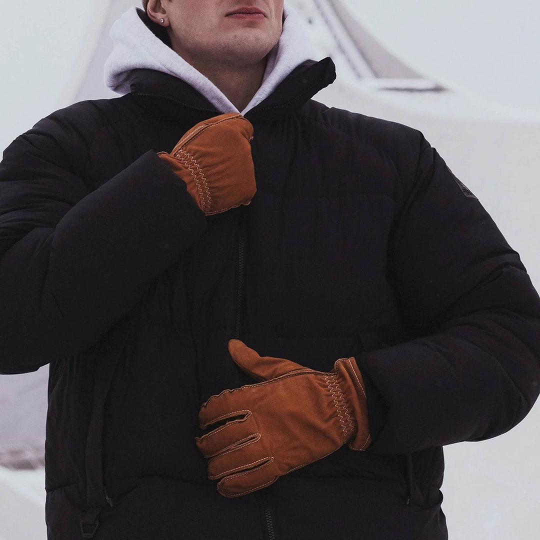 Homme portant des Gants en suède tan Le chasseur par Auclair