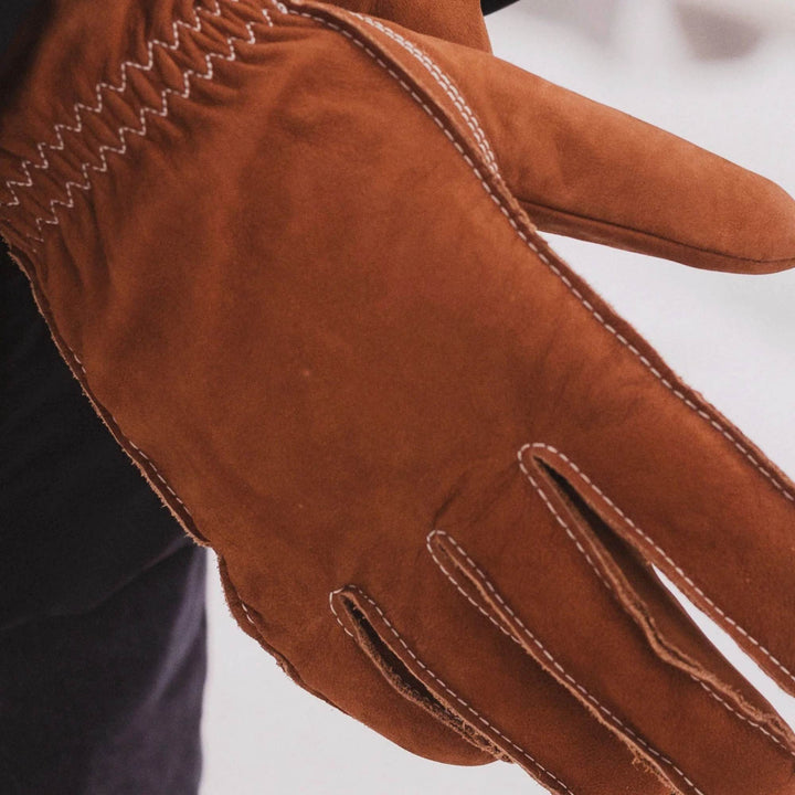 Still life des Gants en suède tan Le chasseur par Auclair