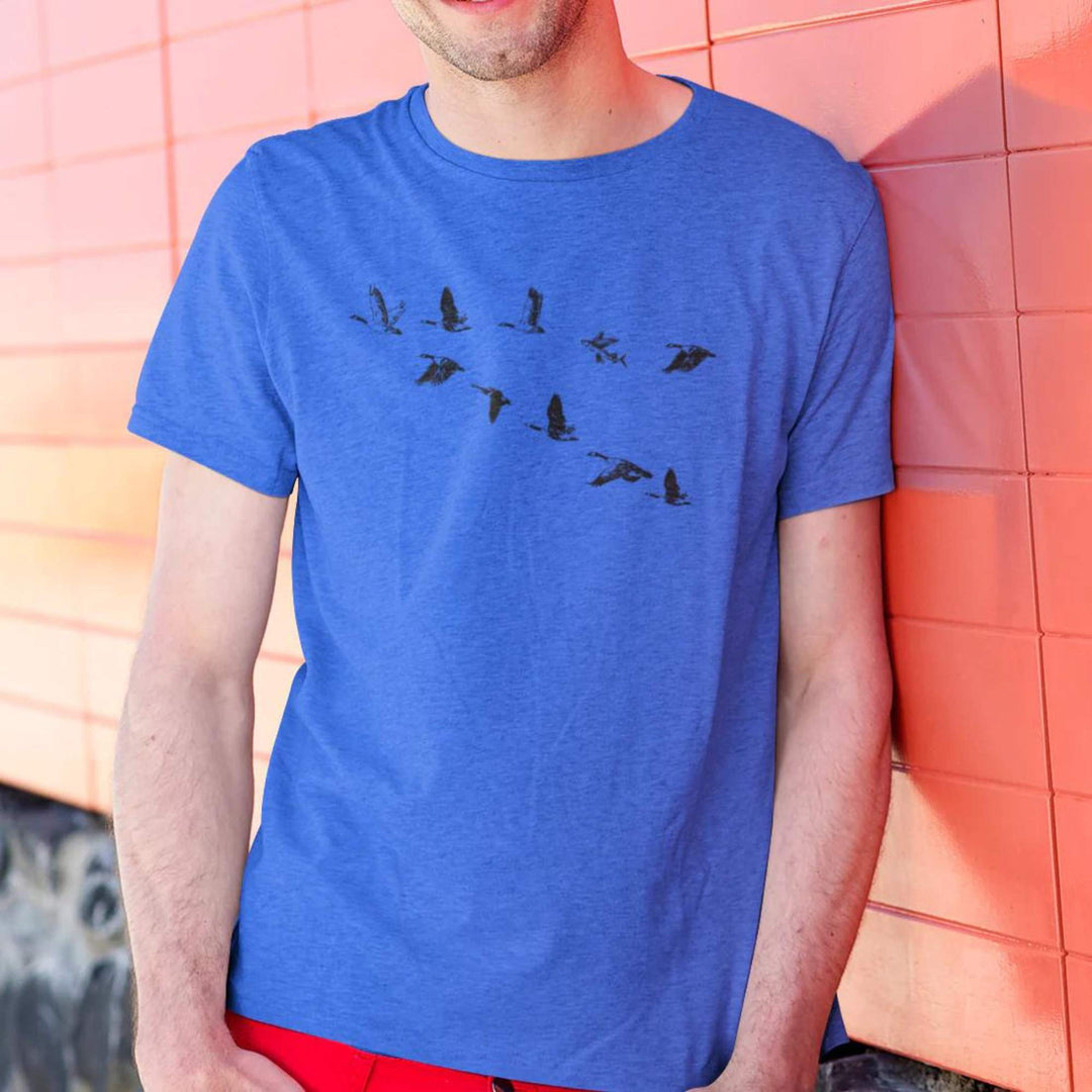 Homme portant un t-shirt KM54 bleu avec des bernaches et un poisson