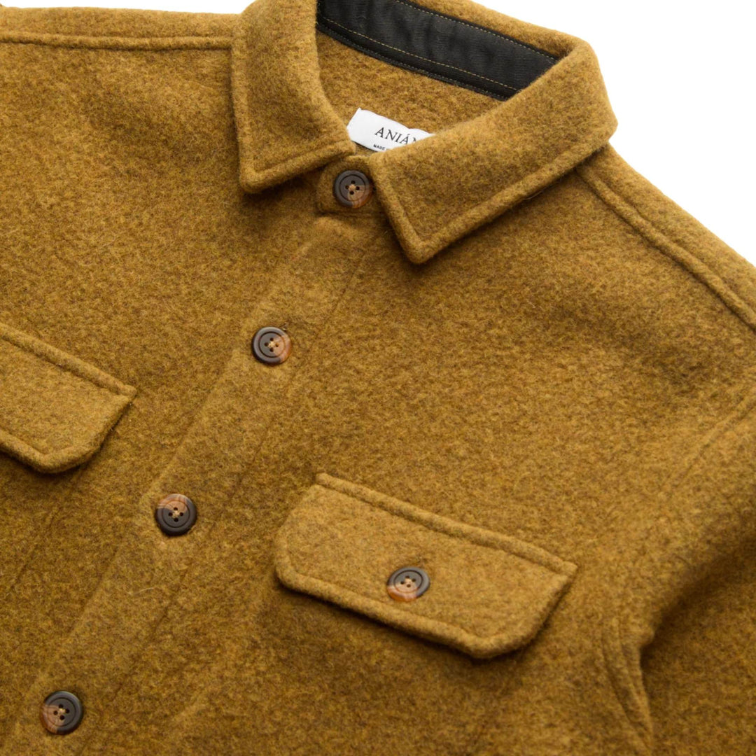 Détails du col du Manteau en laine couleur or par Anian 