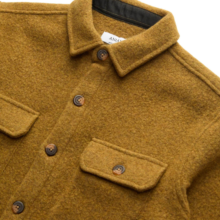 Détails du col du Manteau en laine couleur or par Anian 