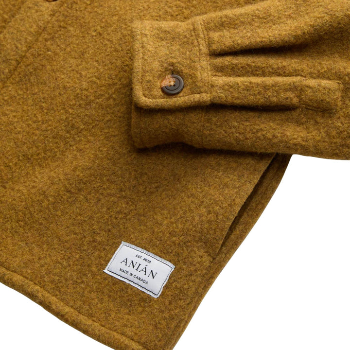 Détails de la manche du Manteau en laine couleur or par Anian 