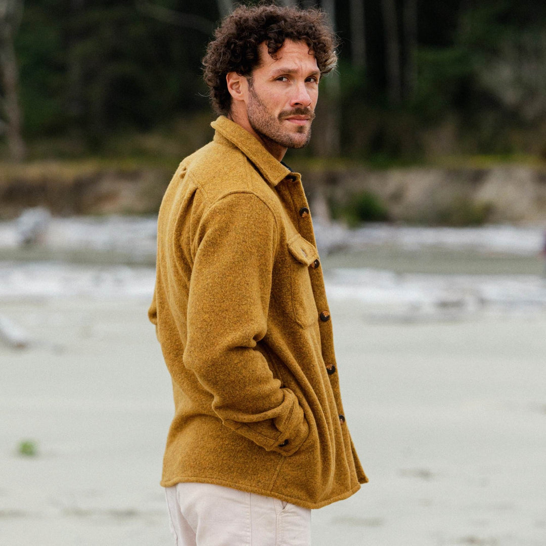 Homme portant un Manteau en laine couleur or par Anian vu de côté