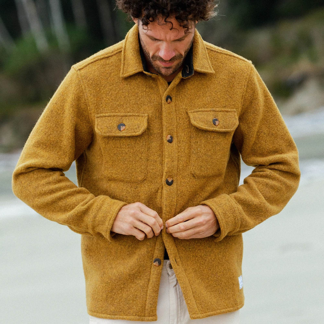 Homme portant un Manteau en laine couleur or par Anian vu de devant