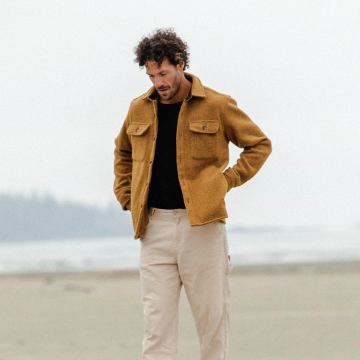 Homme portant un Manteau en laine ouvert couleur or par Anian