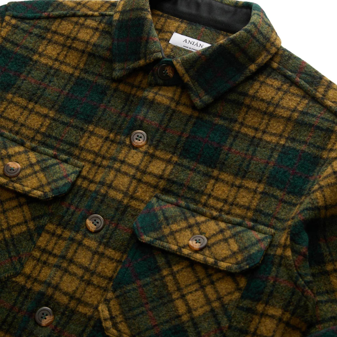 Détails du col du Manteau de laine verte et jaune par Anian