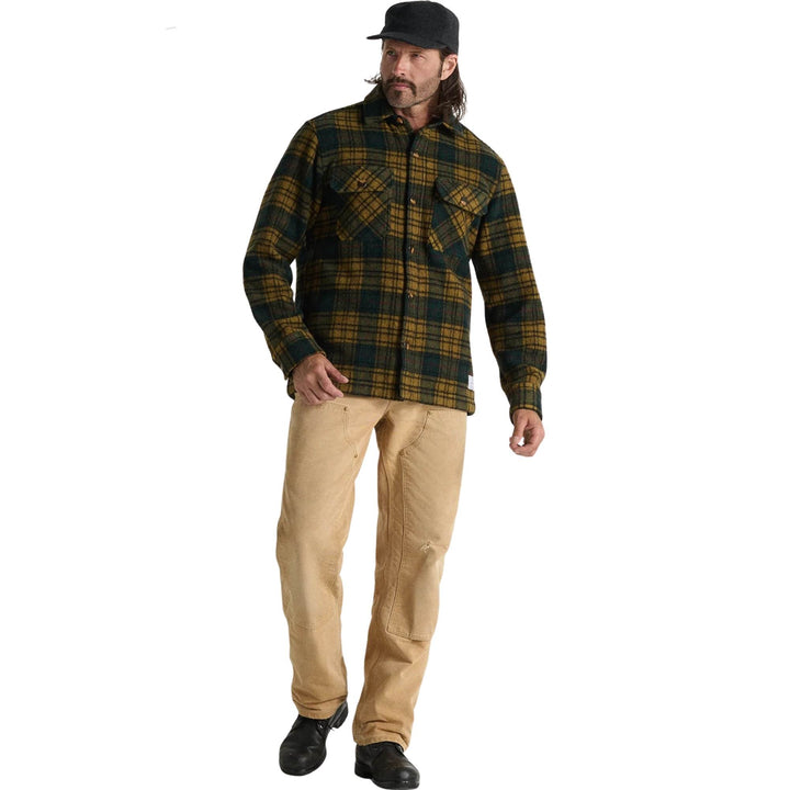 Homme portant un Manteau de laine verte et jaune par Anian vu de devant