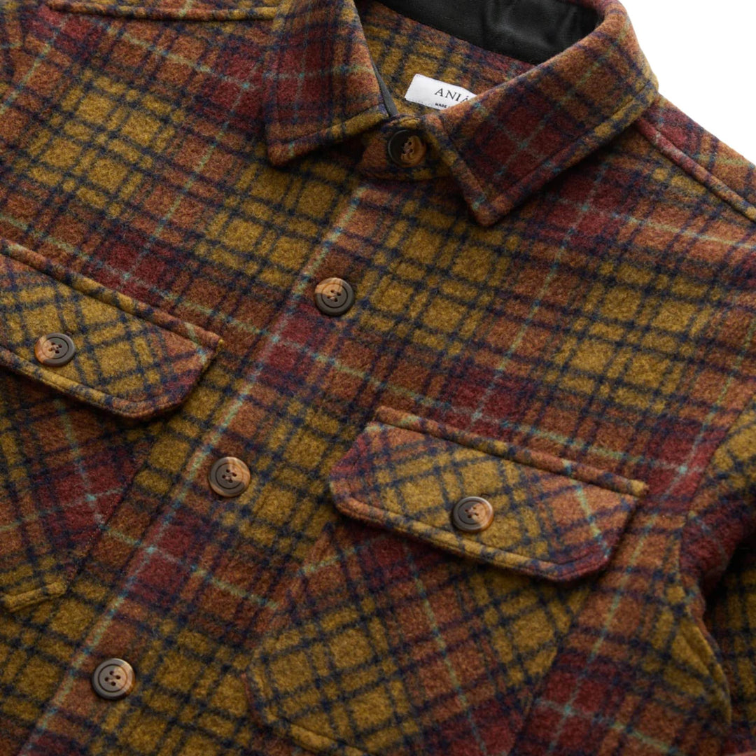 Détails du col du Manteau de laine rouge et jaune par Anian