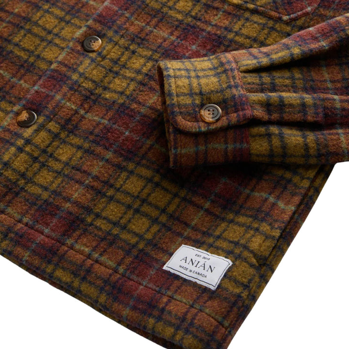 Détails du logo du Manteau de laine rouge et jaune par Anian