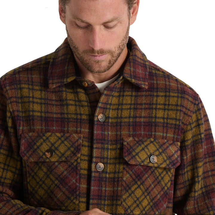 Homme portant un Manteau de laine rouge et jaune par Anian vu de proche