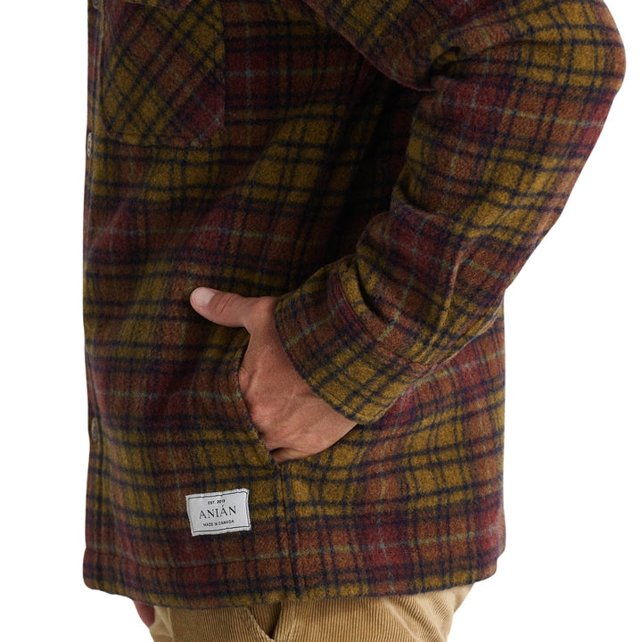 Homme portant un Manteau de laine rouge et jaune par Anian vu de côté