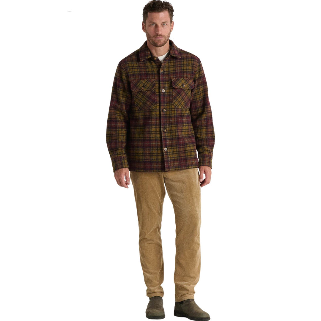 Homme portant un Manteau de laine rouge et jaune par Anian vu de devant