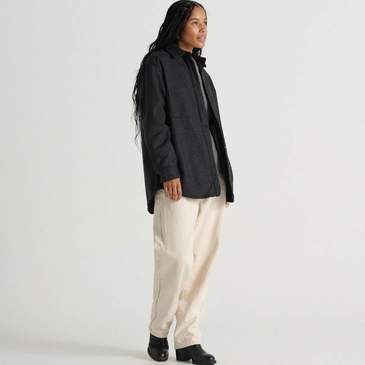 Femme portant un Manteau en laine melton charcoal par Anian vue de côté