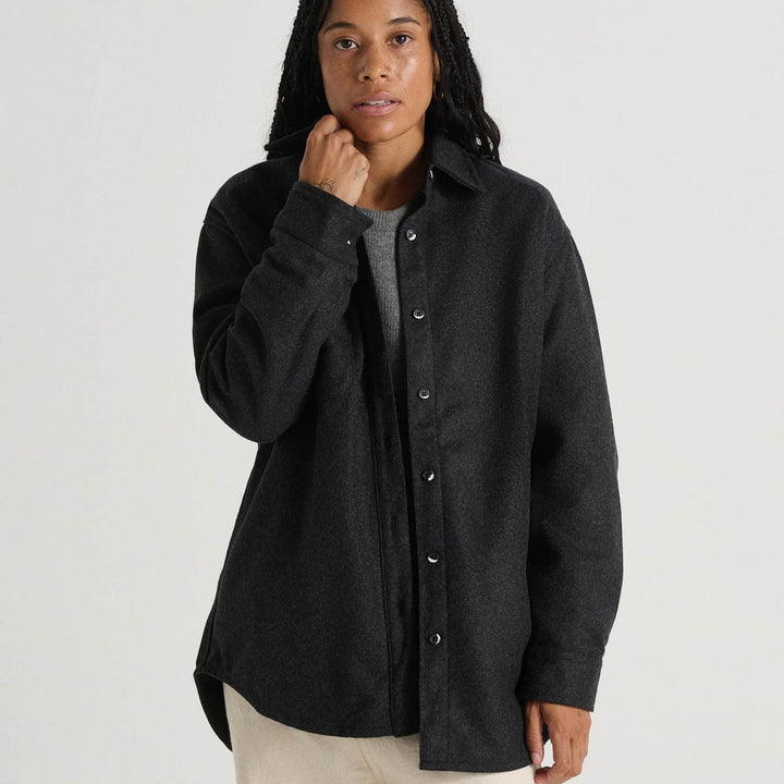 Femme portant un Manteau en laine melton charcoal par Anian