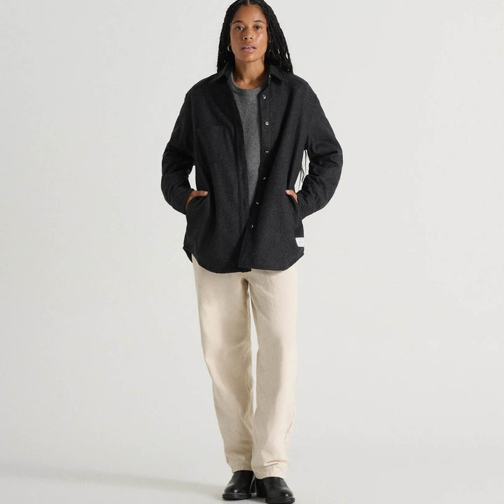 Femme portant un Manteau en laine melton charcoal par Anian vu de devant