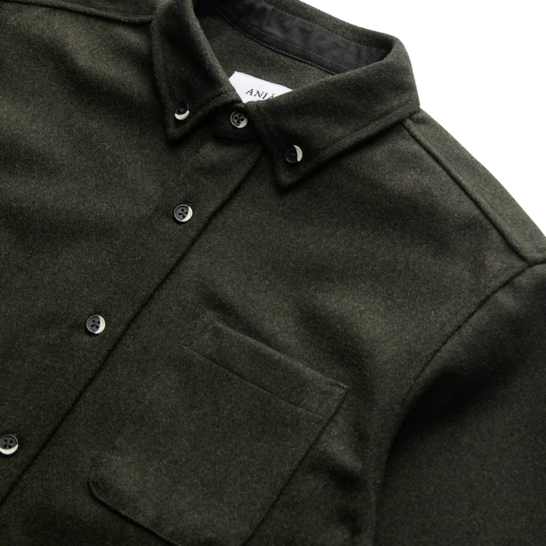 Détails du col du Manteau pour homme en laine molton vert par Anian 