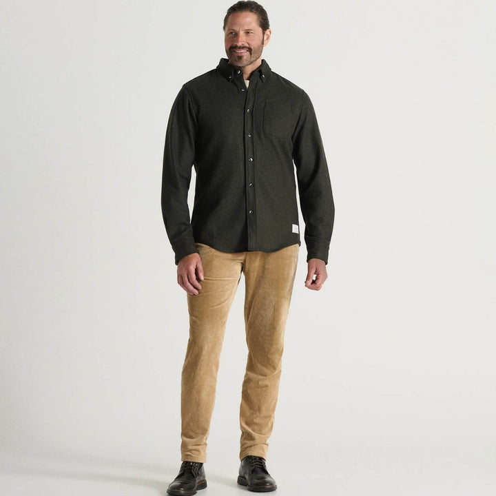 Homme portant un Manteau en laine molton vert par Anian vu de devant