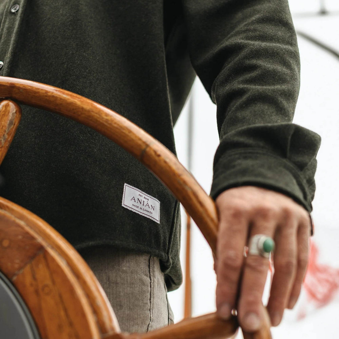 Homme derrière la barre portant un Manteau en laine molton vert par Anian