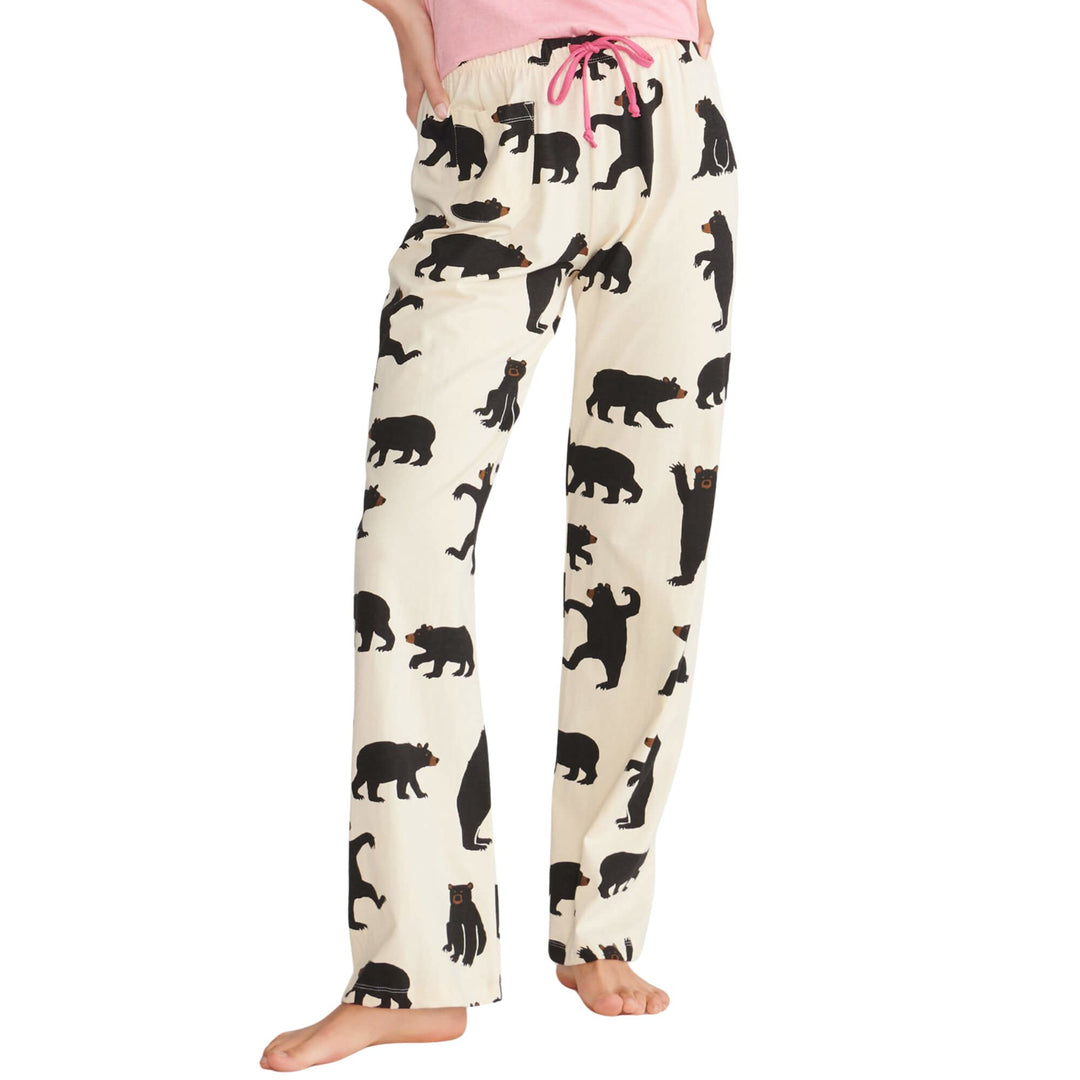Pantalons de pyjama blancs avec motif d'ours noirs accrochés sur un cintre