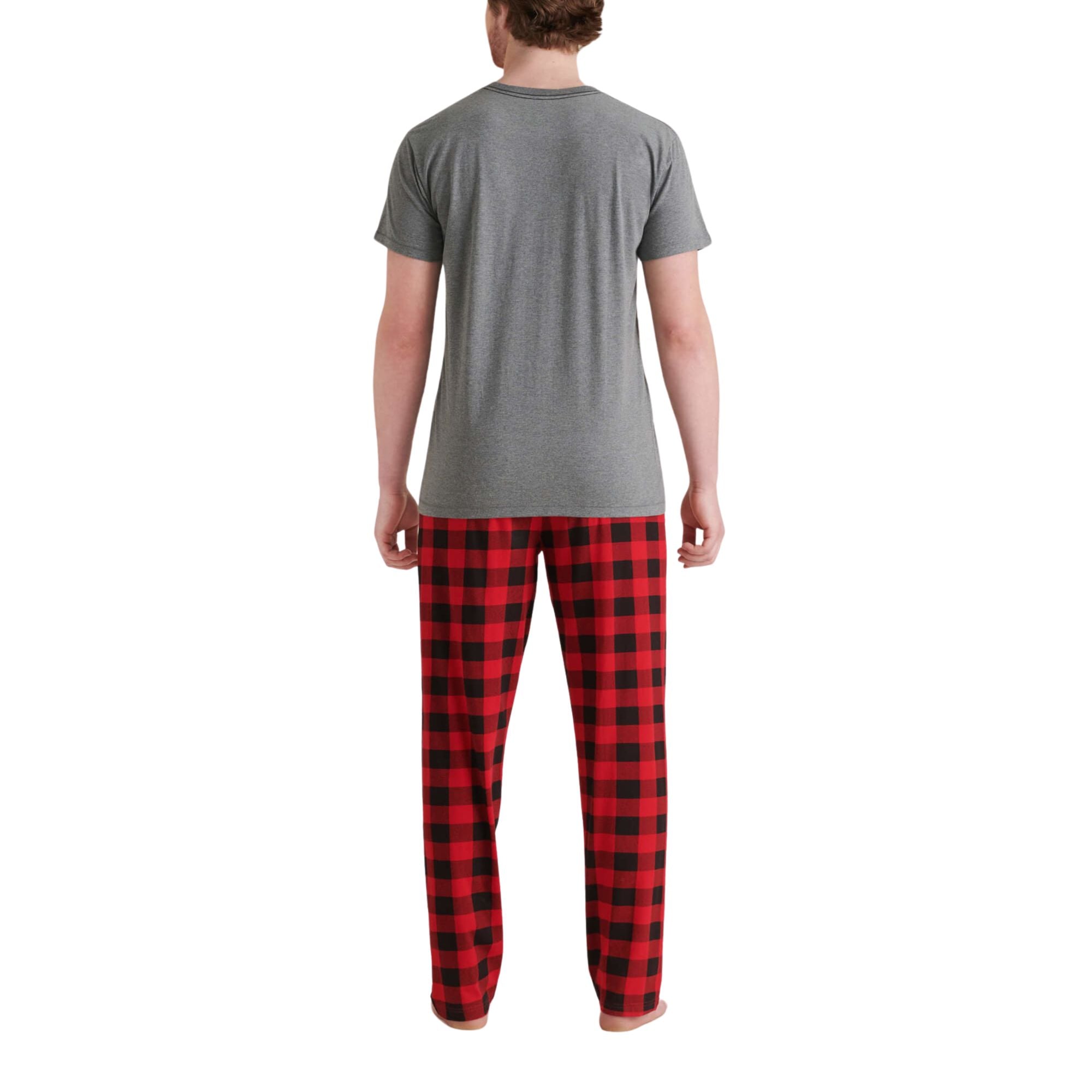 Homme portant un Pantalon de pyjama pour hommes tartan rouge et noir vu de derrière