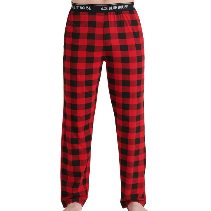 Homme portant un Pantalon de pyjama pour hommes tartan rouge et noir vu de devant