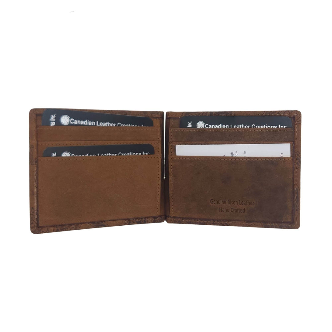 Porte-cartes brun en cuir avec motif de feuilles d'érables par Canadian Leather ouvert