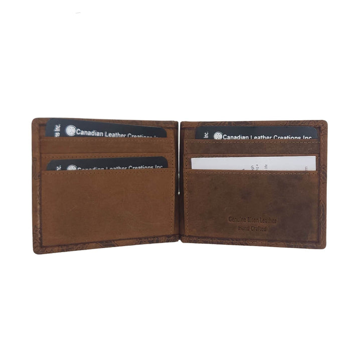 Porte-cartes brun en cuir avec motif de feuilles d'érables par Canadian Leather ouvert