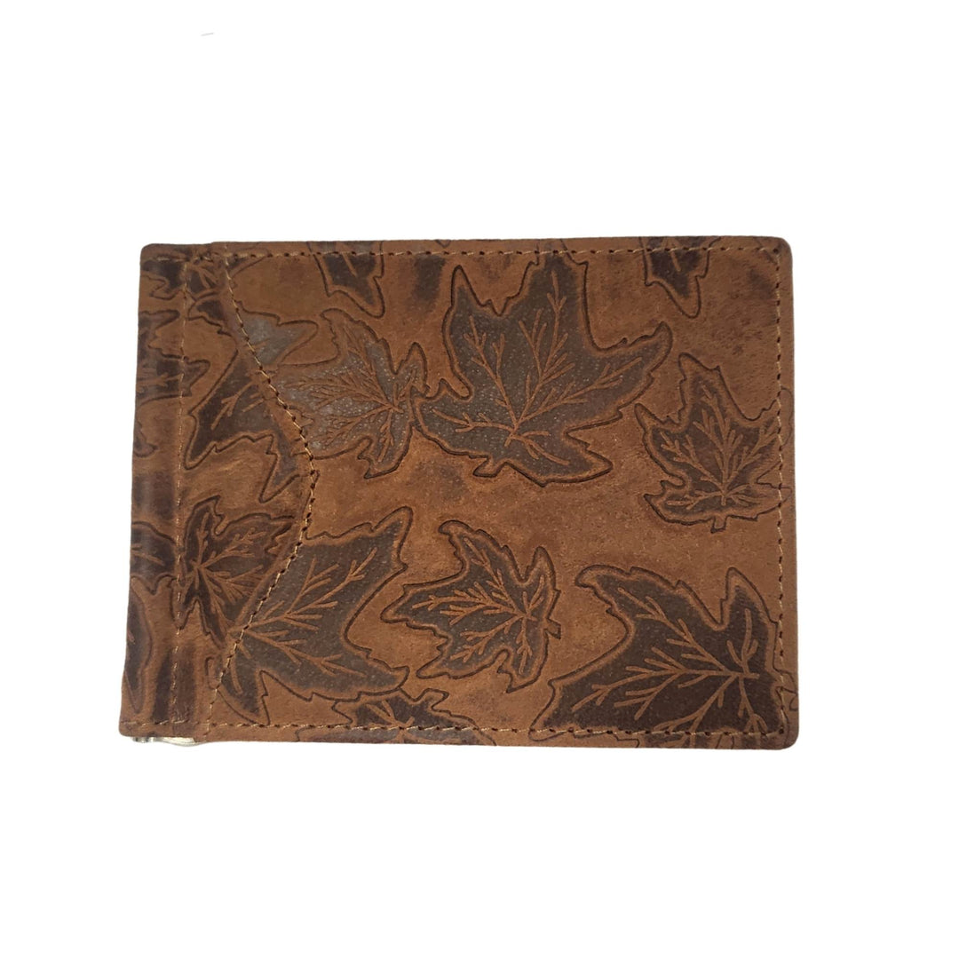 Porte-cartes brun en cuir avec motif de feuilles d'érables par Canadian Leather vu de devant